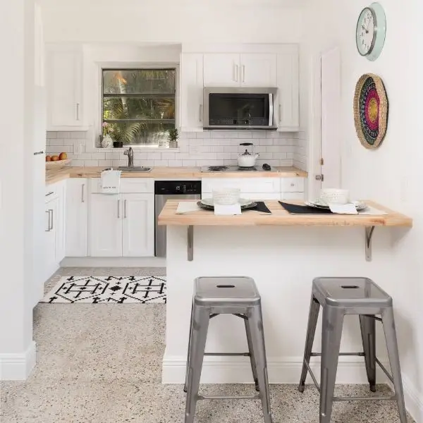 Mini Bar Sebagai Sekat Dapur